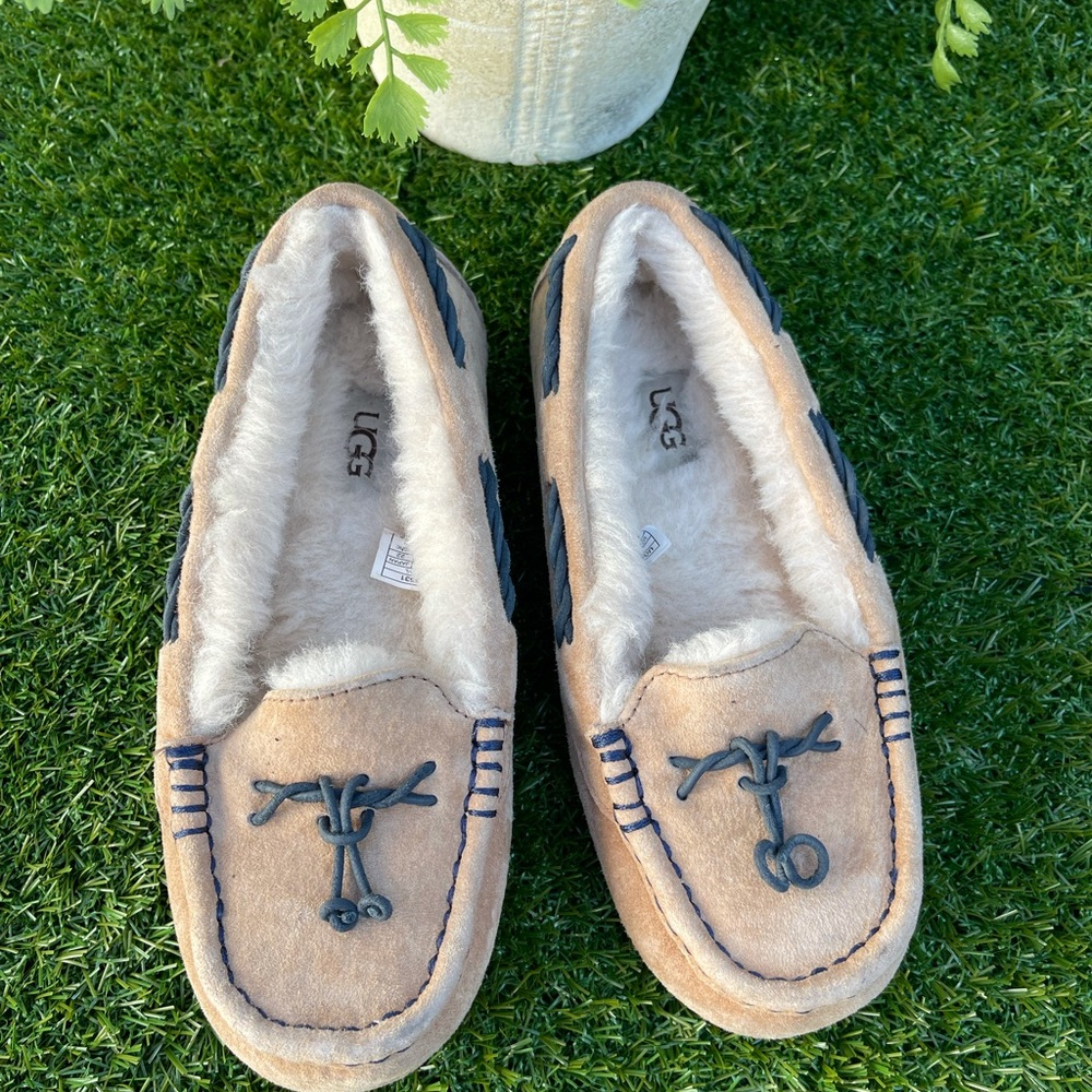UGG🍂🍁Mocassins slip on Slippers Womens size 5 - Picture 2 of 7